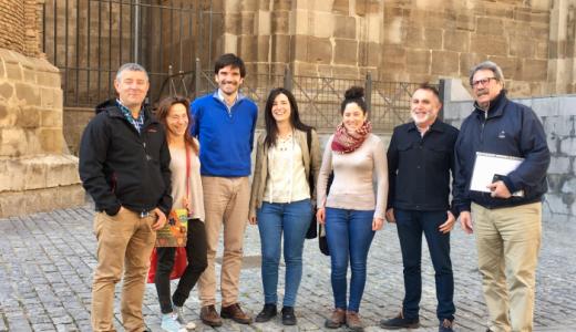 De izquierda a derecha: Fernando León (gaitero); Inma Benítez (escritora), el alcalde, Eneko Larrarte; Jaione Vicuña y Edurne León (danzaris) ;Juan Luis Chueca (presidente de la A.A.V.V ) y José Mª Blanzako(secretario de la A.A.V.V )