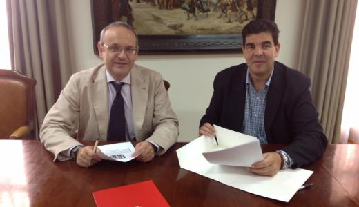 El director general de Movilidad, José Antonio Marcén, y el alcalde de Tudela, Luis Casado, firman un convenio para el fomento del uso del transporte público.