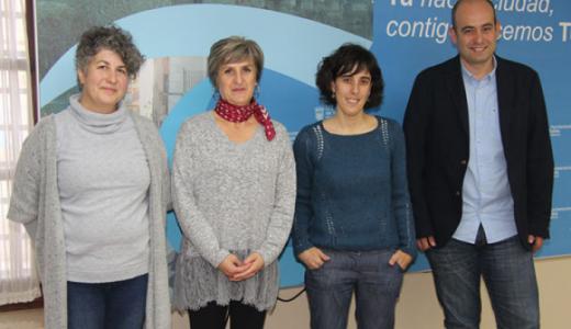 Elsa Díaz, promotora escolar, Izaskun Ciriza, directora del IESO Valle del Ebro, Marisa Marqués, concejal de Servicios Sociales, y Miguel Fernández, director del IESO Benjamín de Tudela