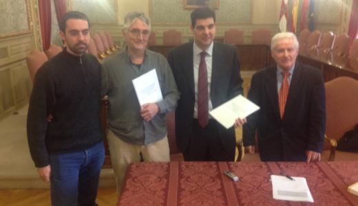 Eneko y Manuel Aramendía, hijo y esposo de María Luisa Melero acompañados del Alcalde, Luis Casado y del Presidente de la Asoc. de Amigos de la Catedral, Luis Durán