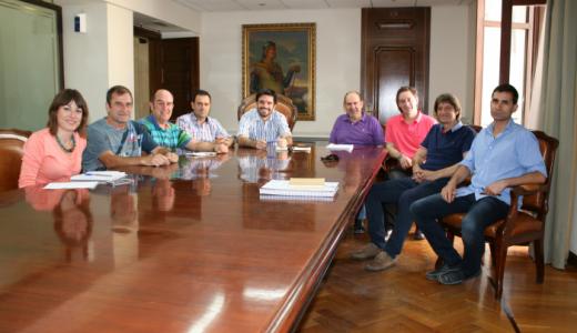 La Concejala de Industria Sofía Pardo,  Eneko Larrarte (Alcalde de Tudela) y Rubén Domínguez a la derecha con los miembros del Comité de Empresa de KPF.
