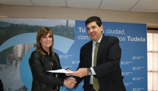 Laura Sandúa (AER) y el Alcalde Luis Casado en la firma del Convenio