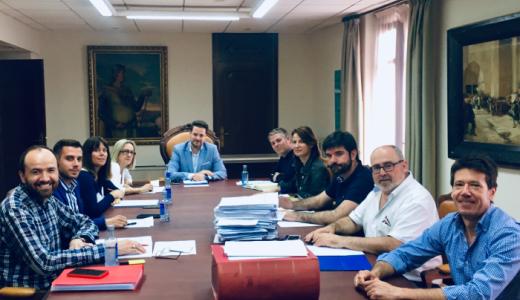 Los miembros de la Junta de Gobierno junto al Secretario Municipal (Miguel Chivite) y el Interventor (Víctor García)