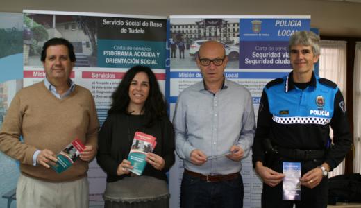 Luis Segura (Jefe de Área de Bienestar Social) , los concejales Natalia Castro y  José Suárez y José Ángel Santamaría (Jefe de la Policía Local)  en la presentación de las Cartas de Servicio.