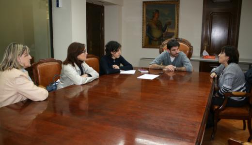Maria José Jiménez, Maria Jose López, Marisa Marqués (Concejala de Bienestar Social), el alcalde Eneko Larrarte y Mª Luz Lacarra.
